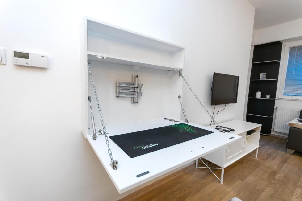 One Bedroom With Private Parking *