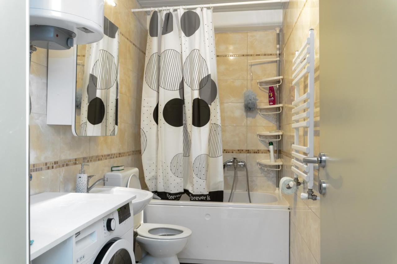 Apartment One Bedroom With Private Parking